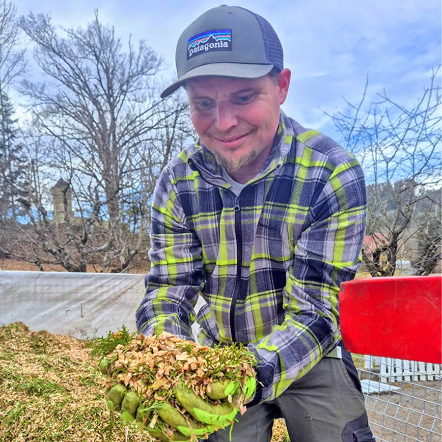 Gerald Hribar bei Gartenarbeiten mit Schnittgut